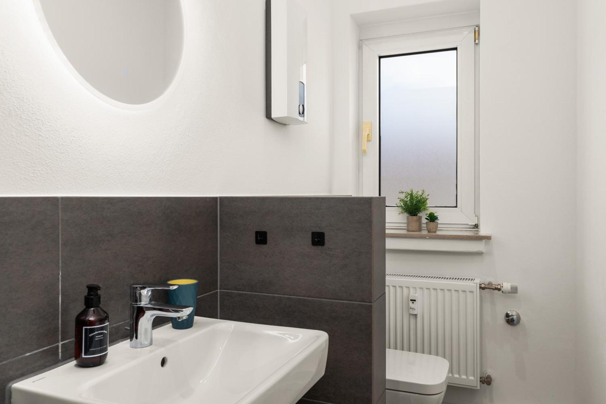 Homely-Apartment Manhattanart, Zentral, Parkplatz, Billard,Ps4, Dart, Balkon Bielefeld Exterior foto